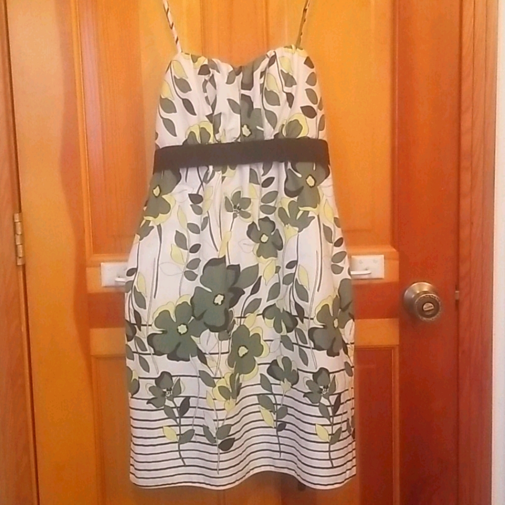 A Super Cute Alyn Paige knee length summer dress